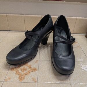 Dromedaris Black Mary Jane Heels